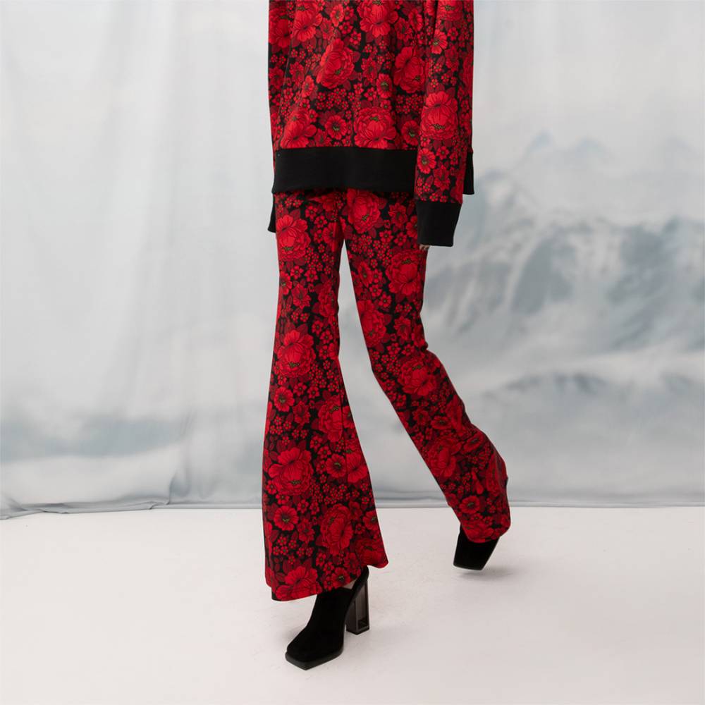 WEARE FW24 0206 Flowers Red Walk1